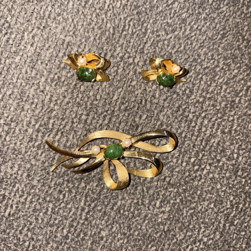 Vintage Gold Tone Jade Pearl Bow Ribbon Brooch, Designer Style Set Earrings